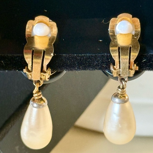 CHANEL CC Black/Gold Pearl Clip-on Earrings - Picture 5 of 6